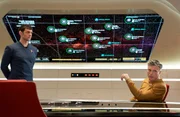 Spock (Ethan Peck, l.) und Captain Pike vertrauen einander