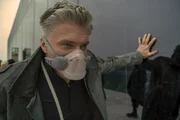 Captain Pike (Anson Mount) schützt sich mit Maske