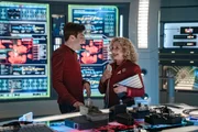 Chefingenieurin Pelia (Carol Kane) vertraut ihrem Kollegen Scotty (Martin Quinn) Chefingenieurin Pelia (Carol Kane) vertraut ihrem Kollegen Scotty (Martin Quinn)