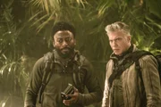Dr. M'Benga (Babs Olusanmokun, l.) und Captain Pike (Anson Mount) bleiben mistrauisch