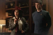 Spock (Ethan Peck) will La'an (Christina Chong) wohl helfen – oder nicht? Spock (Ethan Peck) will La'an (Christina Chong) wohl helfen – oder nicht?