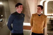 Spock (Ethan Peck) lernt James T. Kirk (Paul Wesley, r.) besser kennen