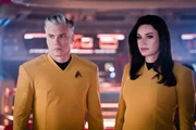 Una (Rebecca Romijn) hilft Captain Pike (Anson Mount)