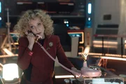 Commander Pelia (Carol Kane) nutzt veraltete Technik