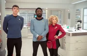 Da staunen (v.l.) Spock (Ethan Peck), Dr. M'Benga (Babs Olusanmokun) und Pelia (Carol Kane)