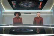 Sorgen plagen Uhura (Celia Rose Gooding, l.) und La'an (Christina Chong) Sorgen plagen Uhura (Celia Rose Gooding, l.) und La'an (Christina Chong)