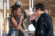 Uhura (Celia Rose Gooding) und Beto Ortegas (Mynor Luken) wollen heute feiern