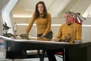 Una (Rebecca Romijn) und Christopher (Anson Mount) halten zusammen