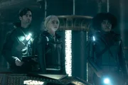 Dr. Roger Korby (Cillian O'Sullivan) begleitet Christine Chapel (Jess Bush, M.) und Uhura (Celia Rose Gooding)