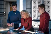 Pelia (Carol Kane) leitet Sam Kirk (Dan Jeannotte) und Scotty (Martin Quinn, r.)