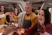 Captain Pike (Anson Mount) und seine Leute feiern einen Erfolg