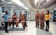 Das Team von Captain Pike (Anson Mount, 2.v.r.) experimentiert mit vulkanischen Eigenheiten