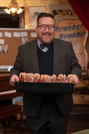 Howard Morris (Michael Cyril Creighton) wird bald der Appetit vergehen. Howard Morris (Michael Cyril Creighton) wird bald der Appetit vergehen.