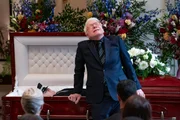 Zum Wohle vom toten Lester (Teddy Coluca) windet sich Charles (Steve Martin, r.) Zum Wohle vom toten Lester (Teddy Coluca) windet sich Charles (Steve Martin, r.)