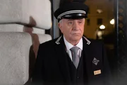 Pförtner Lester Coluca (Teddy Coluca) kennt sich hier aus Pförtner Lester Coluca (Teddy Coluca) kennt sich hier aus