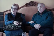 Lorraine (Dianne Wiest) und Lester Coluca (Teddy Coluca) halten zusammen Lorraine (Dianne Wiest) und Lester Coluca (Teddy Coluca) halten zusammen
