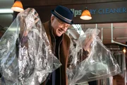 Charles (Steve Martin) sucht Spuren in der Schnellreinigung von Nicky Caccimelio