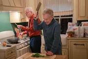 In der Küche überbrücken Charles (Steve Martin) und Bash Steed (Christoph Waltz, r.) ihre Differenzen In der Küche überbrücken Charles (Steve Martin) und Bash Steed (Christoph Waltz, r.) ihre Differenzen
