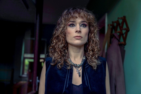 Karen Surtees (Phoebe Sparrow) mag keine Kirchen