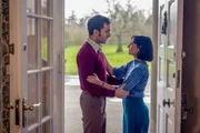 Devi Langridge (Ellora Torchia) nervt ihren Bruder Krishna Mehta (Parth Thakerar)