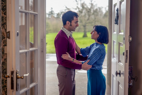 Devi Langridge (Ellora Torchia) nervt ihren Bruder Krishna Mehta (Parth Thakerar)