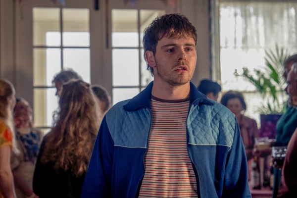 Derek Pullen (Oliver Woolford) denkt an Sally und ist eifersüchtig