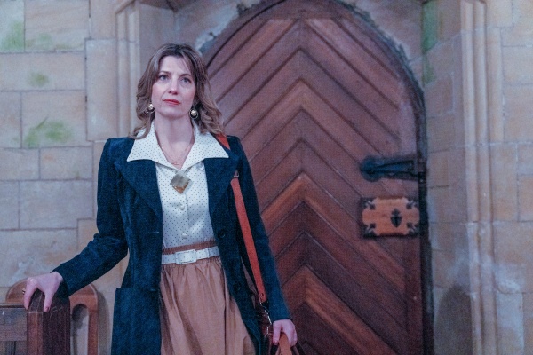 Dr Emma Lavenham (Claire Goose) will das Kunstwerk schätzen