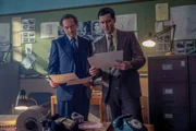 Adam Dalgliesh (Bertie Carvel) und Clive Roscoe (Sam Swainsbury, r.) bleiben skeptisch