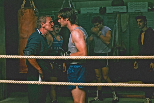 Im Ring trainiert Andy (M, Henning Flüsloh) hart als Boxer