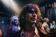 Zu Beginn der Karriere kassiert Klaus (Aaron Hilmer) Prügel