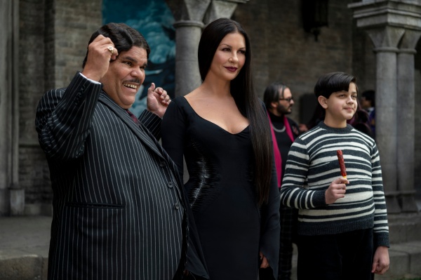 Luis Guzmán, Catherine Zeta-Jones, Issac Ordonez