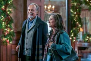 Mahesh (Bernard White, l.) und Champa (Sakina Jaffrey) freuen sich auf Weihnachten
