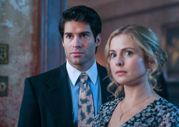 Die Ereignisse verunsichern Trevor (Asher Grodman) und Sam (Rose McIver)