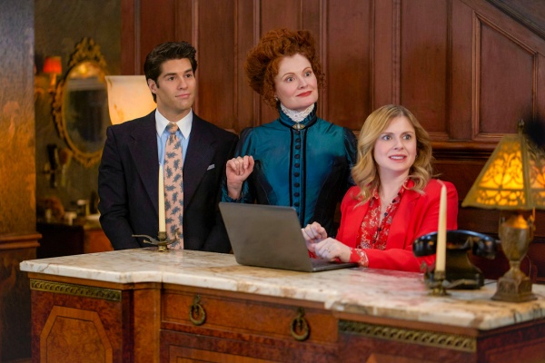 Trevor (Asher Grodman), Hetty (Rebecca Wisocky) und Sam (Rose McIver, r.) staunen