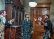 Jay (Utkarsh Ambudkar, M.) übersieht Isaac (Brandon Scott Jones) und Thorfinn (Devan Chandler Long)