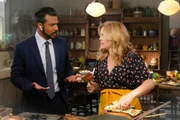 Jay (Utkarsh Ambudkar) und Sam (Rose McIver) streiten