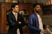 Trevor (Asher Grodman, l.) begleitet Jay (Utkarsh Ambudkar)