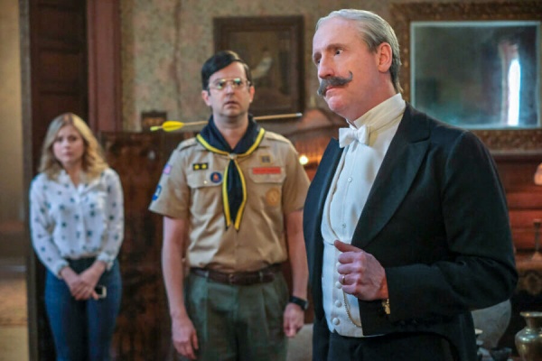 Elias Woodstone (Matt Walsh, r.) verlangt Hilfe von Sam (Rose McIver) und Pete (Richie Moriarty)