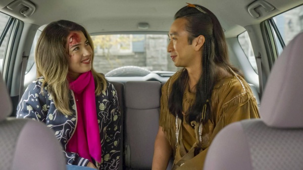 Sasappis (Román Zaragoza) schwärmt für Jessica (Nichole Sakura) aus dem Auto