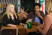 Sheryl (Rachael Harris, l.) sucht Kontakt mit Jay (Utkarsh Ambudkar) und Sam (Rose McIver)