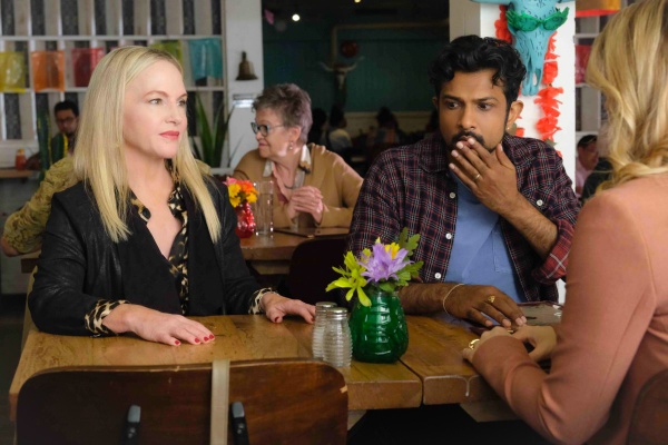 Sheryl (Rachael Harris, l.) sucht Kontakt mit Jay (Utkarsh Ambudkar) und Sam (Rose McIver)