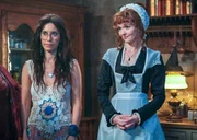 Geist Flower (Sheila Carrasco, l.) trifft Molly (Hannah Rose May) aus dem Jenseits