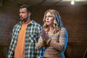 Jay (Utkarsh Ambudkar) und Sam (Rose McIver) planen