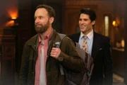 Trevor (Asher Grodman) steht hinter seinem lebenden Bruder Jeremy (Jon Glaser)
