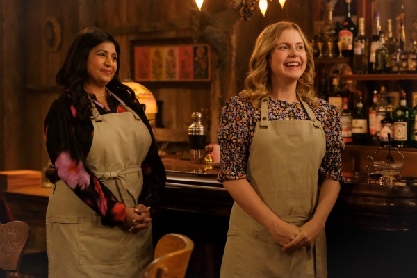 Bela (Punam Patel) und Sam (Rose McIver) einigen sich