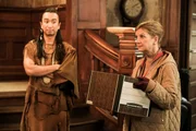 Geist Sasappis (Román Zaragoza) beobachtet Margaret Farnsby (Kathryn Greenwood)