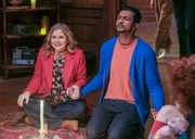 Sam (Rose McIver) und Jay (Utkarsh Ambudkar) halten eine Séance