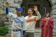 Saul (Lamorne Morris, l.), Jay (Utkarsh Ambudkar) und Alberta (Danielle Pinnock) winken