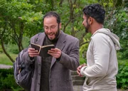 Todd (Rodrigo Fernandez-Stoll) und Jay (Utkarsh Ambudkar, r.) lesen im Tagebuch
