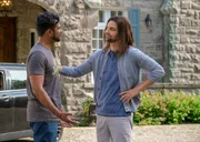 Micah (Drew Tarver) umgarnt Jay (Utkarsh Ambudkar, l.)
